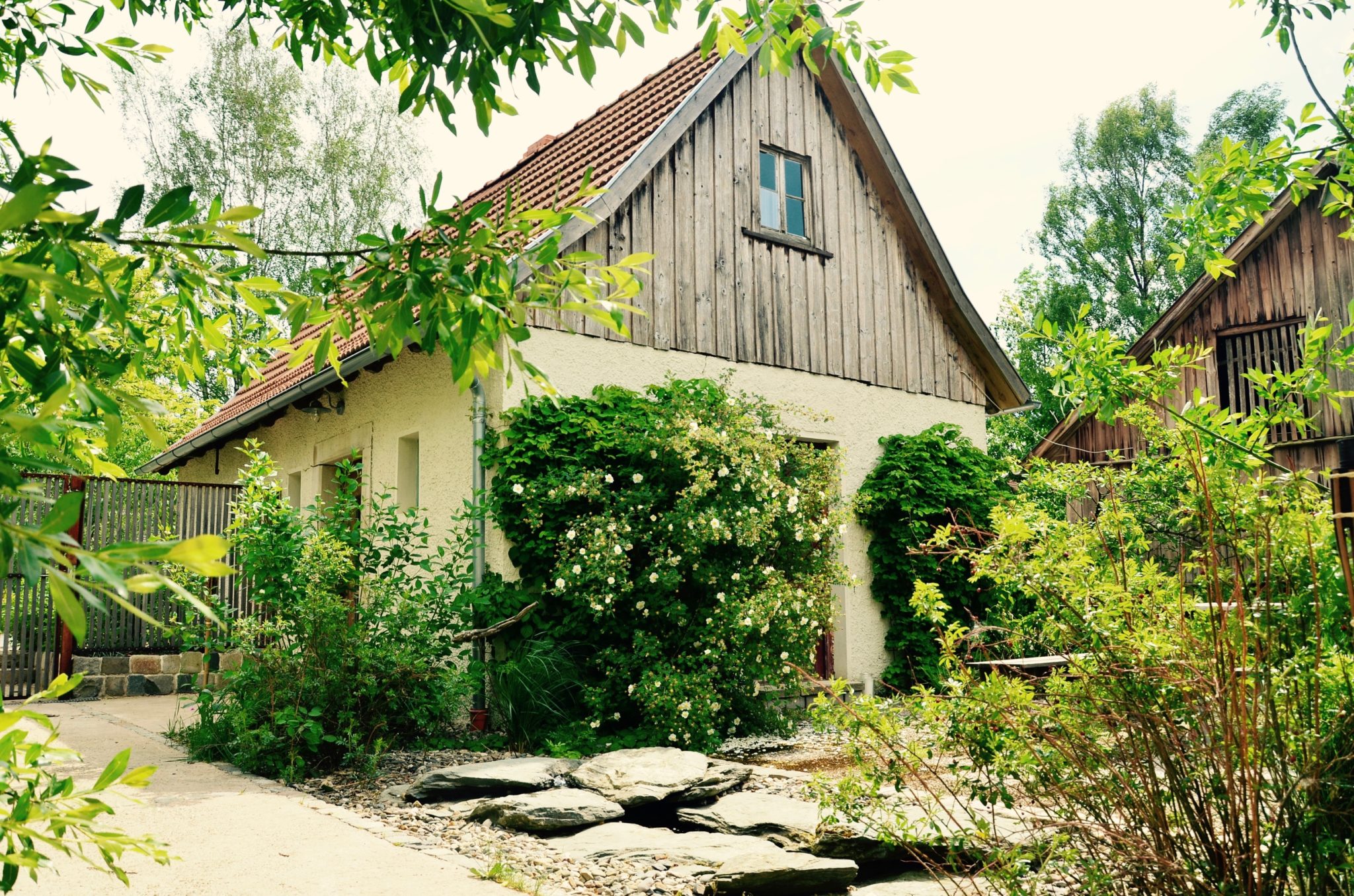 Übernachtung in Oberfranken. Kulmbach. Bayreuth. Luftkurort Wirsberg. Leepswood. Healing through art & nature. LEEPSWOOD ist ein Ort für Entspannung, Ruhe und Inspiration, aber auch ein creative hub für Kunst, Kultur und Design im ländlichen Oberfranken.