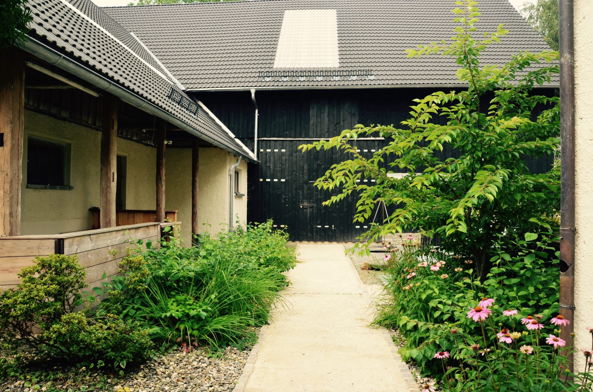 Übernachtung in Oberfranken. Kulmbach. Bayreuth. Luftkurort Wirsberg. Leepswood. Healing through art & nature. LEEPSWOOD ist ein Ort für Entspannung, Ruhe und Inspiration, aber auch ein creative hub für Kunst, Kultur und Design im ländlichen Oberfranken.